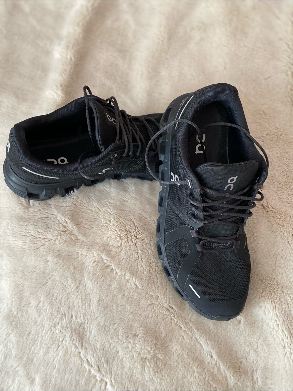 On Cloud 6 women’s black running sneakers
